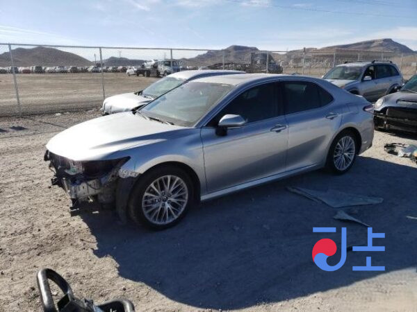 2017 Toyota Camry Hybrid Silver — AXVH70-1002697