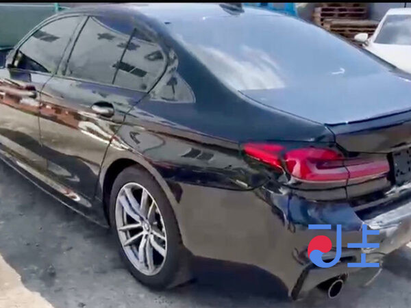 2017 BMW 5-Series 520d xDrive Black — WBAJC5104HG850639 - Image 3