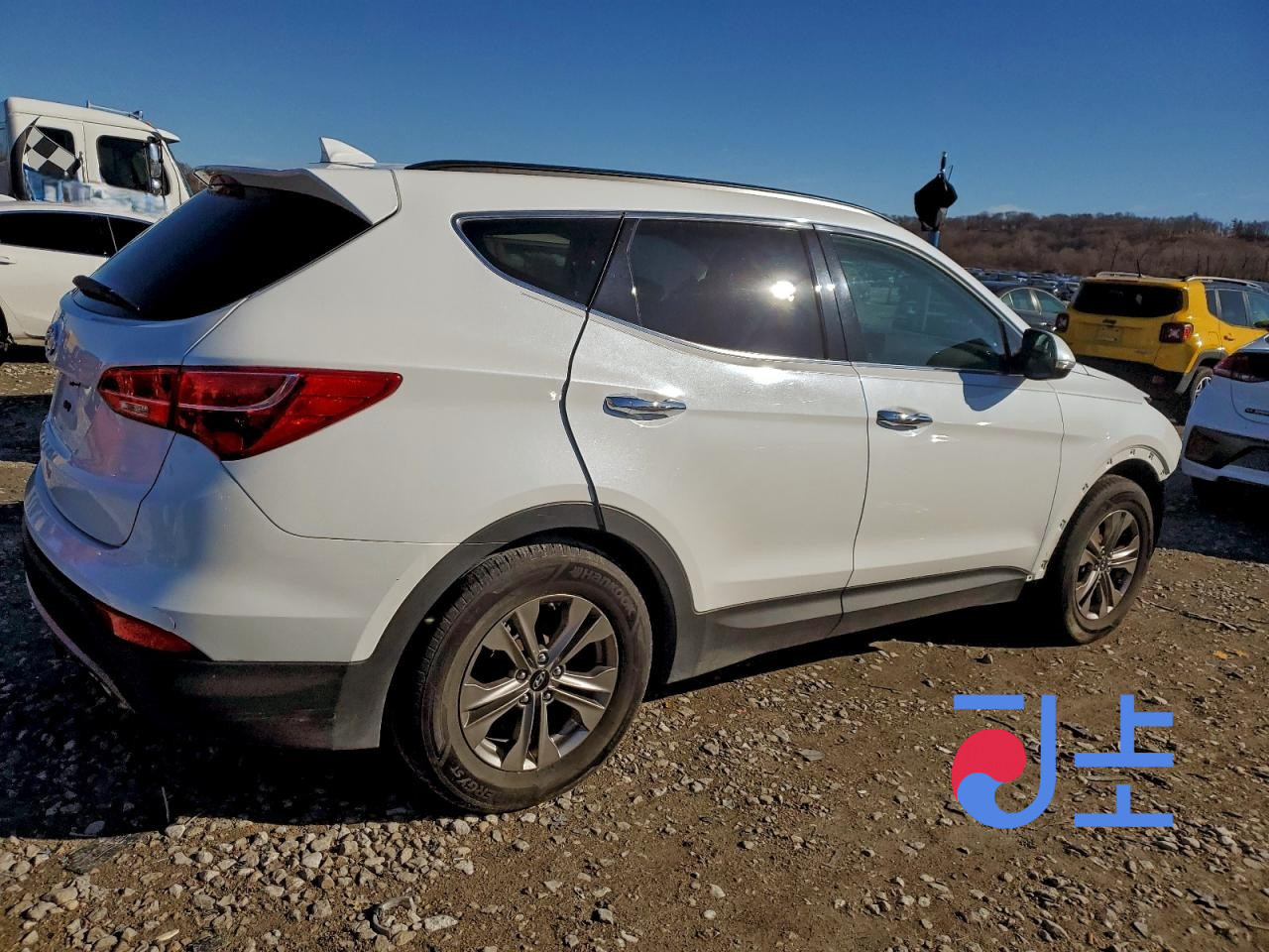 2016 Hyundai SantaFe White - KMHSW81UBGU665240 - Image 4