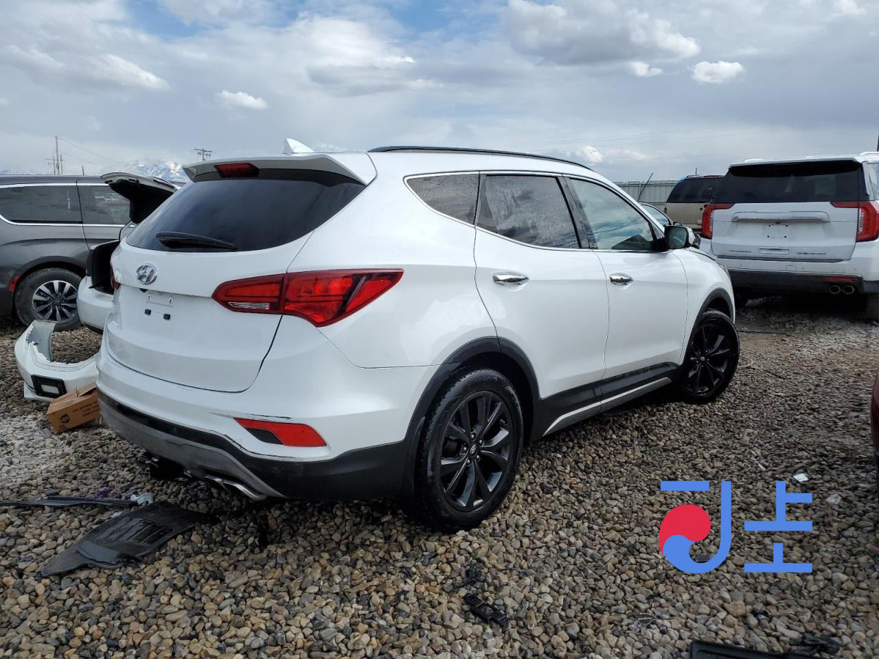 2018 Hyundai SantaFe White - KMHS281BBKU024274 - Image 4
