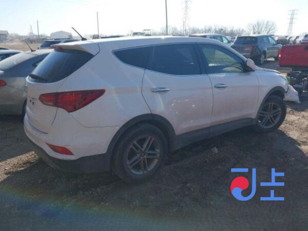 2018 Hyundai SantaFe White - KMHS281BDKU059780 - Image 4