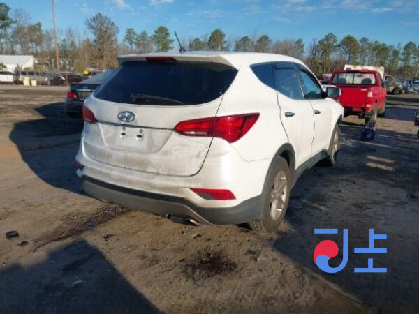 2018 Hyundai SantaFe White - KMHS281CBKU108743 - Image 4
