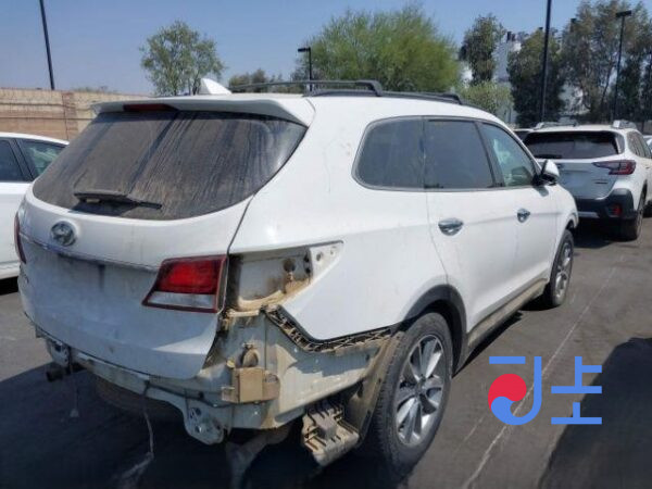 2018 Hyundai SantaFe White - KMHS281BBKU065172 - Image 4