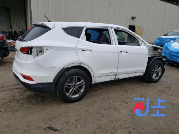 2018 Hyundai SantaFe White - KMHS381CBKU011363 - Image 4