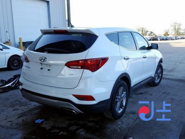 2018 Hyundai SantaFe White - KMHS581ADKU059264 - Image 4