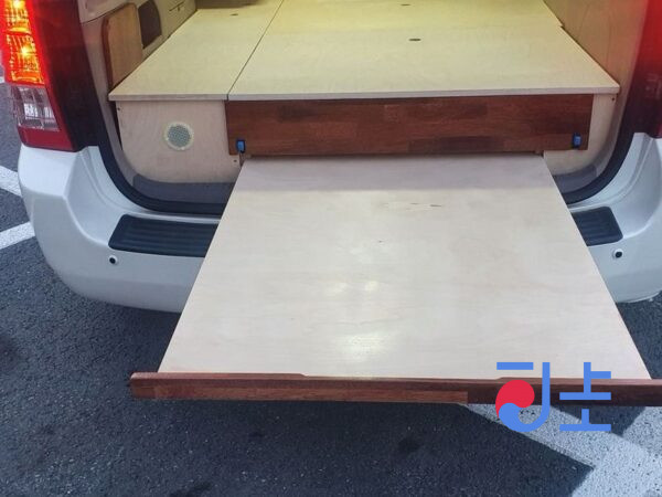 Kia Carnival white - KNHMB76439S310030 - Image 4