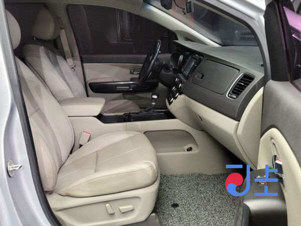 Kia Carnival silver - KNAME81ABHS316185 - Image 10