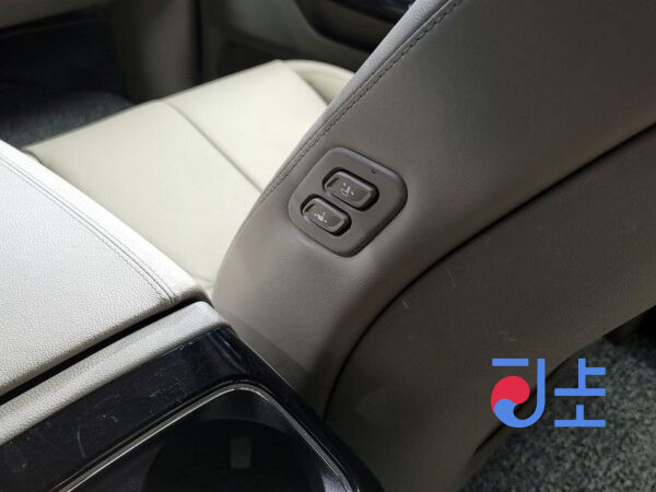 Kia Carnival silver - KNAME81ABHS316185 - Image 19