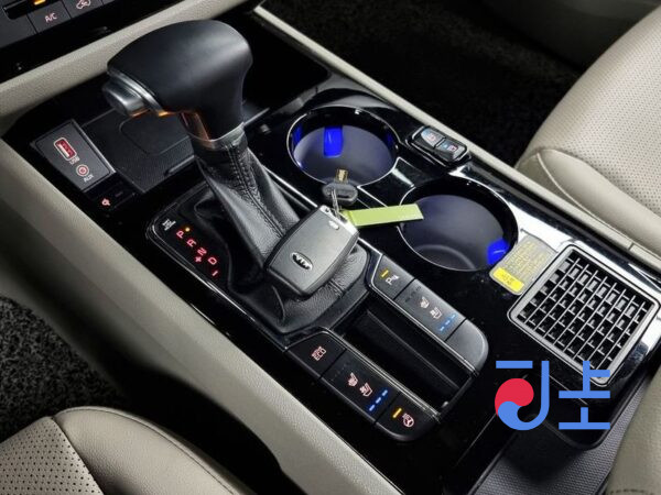 Kia Carnival white - KNAMC81ABKS484862 - Image 9