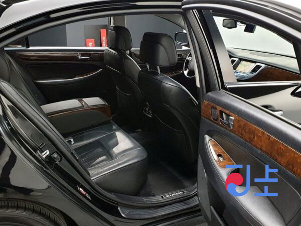 Hyundai Genesis black - KMHGB41AP8U004053 - Image 11
