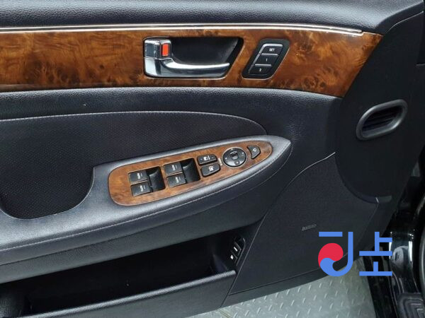 Hyundai Genesis black - KMHGB41AP8U004053 - Image 12