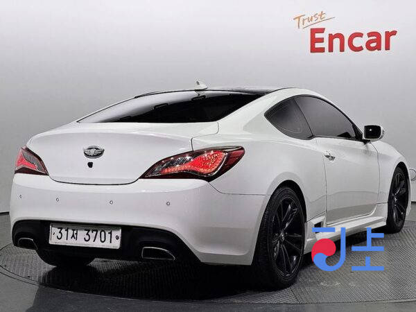 Hyundai Genesis white - KMHHW61HBAU013448 - Image 2