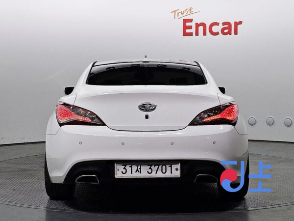 Hyundai Genesis white - KMHHW61HBAU013448 - Image 4