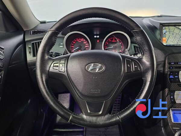 Hyundai Genesis white - KMHHW61HBAU013448 - Image 15