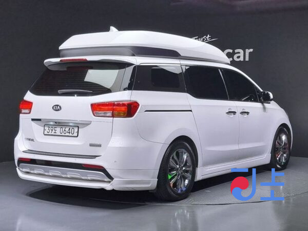Kia Carnival white - KNAME81ABHS248658 - Image 2