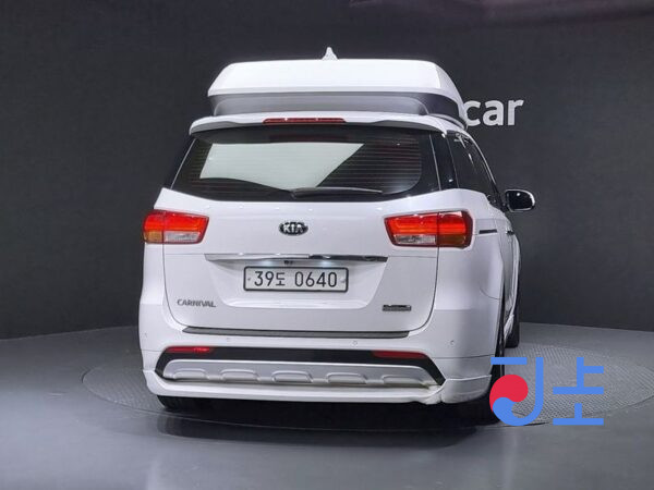 Kia Carnival white - KNAME81ABHS248658 - Image 4