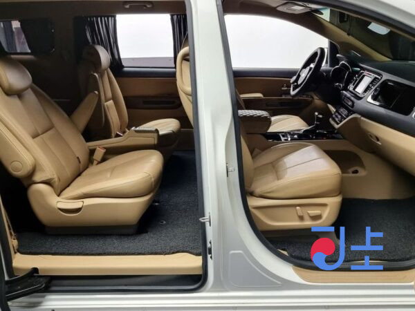 Kia Carnival white - KNAME81ABHS248658 - Image 10