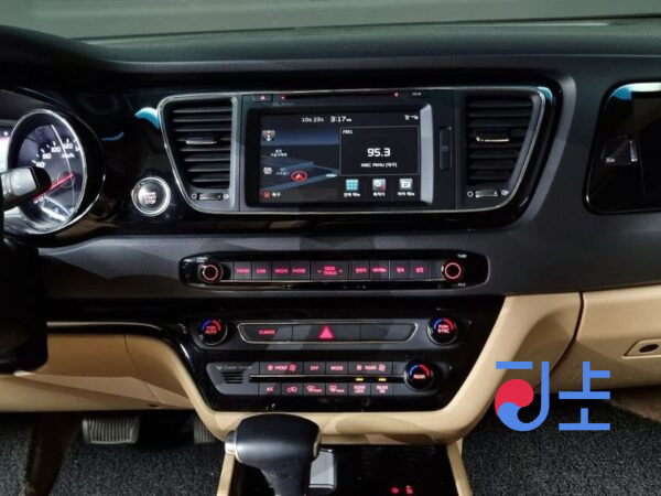 Kia Carnival white - KNAME81ABHS248658 - Image 15