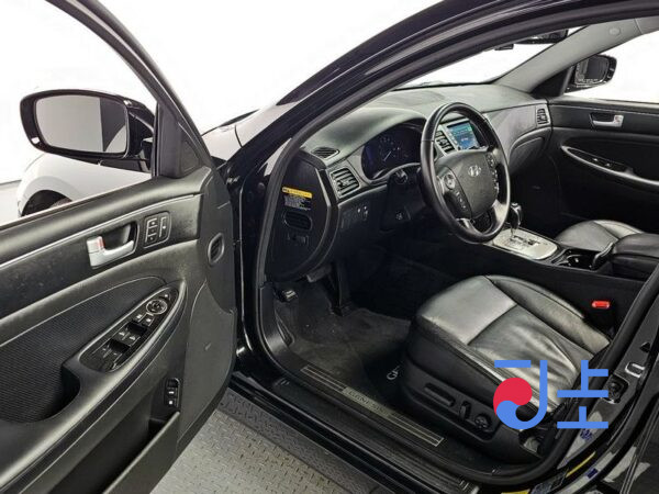 Hyundai Genesis black - KMHGC4DD2DU249176 - Image 10
