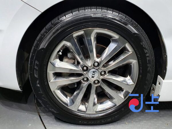 Kia Carnival white - KNAME811BHS288234 - Image 5