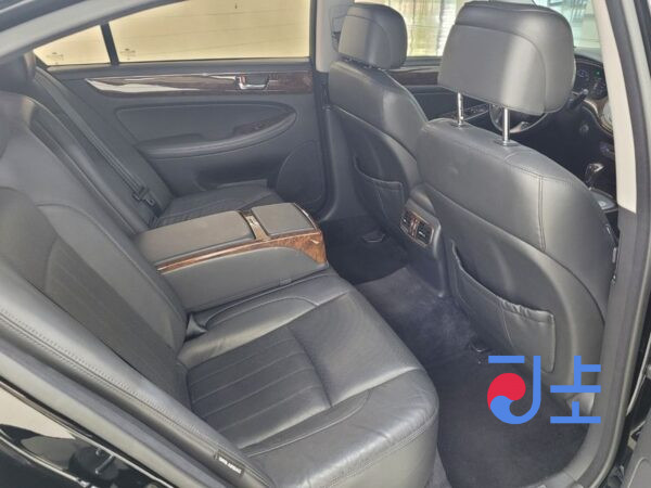 Hyundai Genesis black - KMHGB41ABBU138035 - Image 16