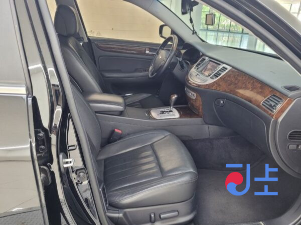 Hyundai Genesis black - KMHGB41ABBU138035 - Image 17