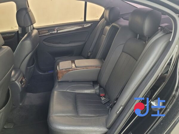 Hyundai Genesis black - KMHGB41ABBU138035 - Image 18