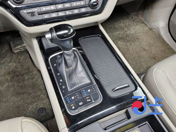 Kia Carnival white - KNHMF37ABFS030330 - Image 9