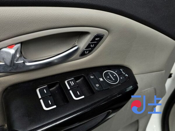 Kia Carnival white - KNHMF37ABFS030330 - Image 18