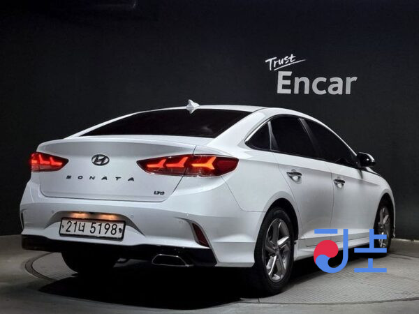 Hyundai Sonata white - KMHE341AGJA350473 - Image 2