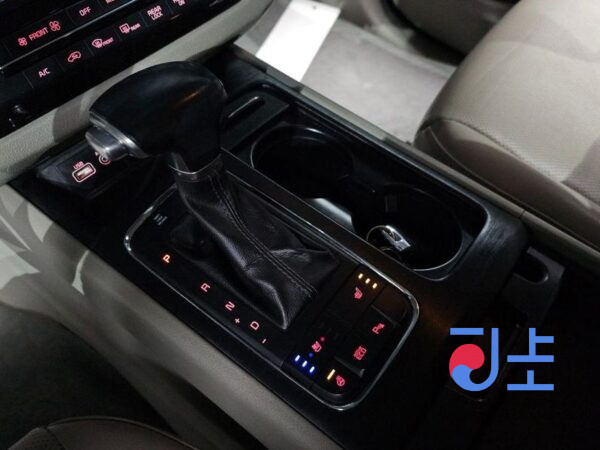 Kia Carnival white - KNAMB81ABJS376833 - Image 9