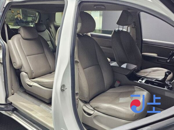 Kia Carnival white - KNAMB81ABJS376833 - Image 11