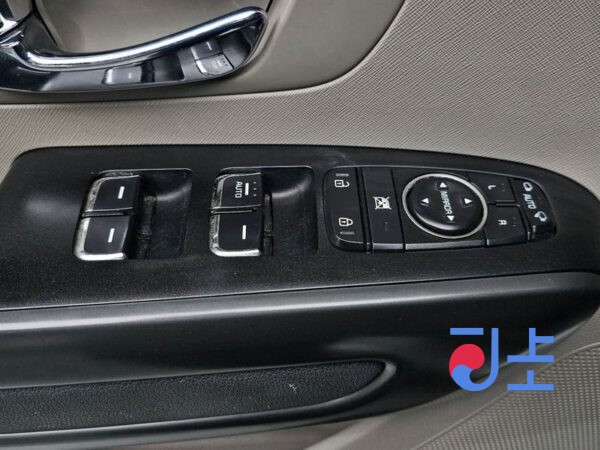 Kia Carnival white - KNAMB81ABJS376833 - Image 16