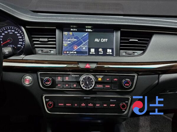 Kia K7 white - KNALC418BKA160503 - Image 15