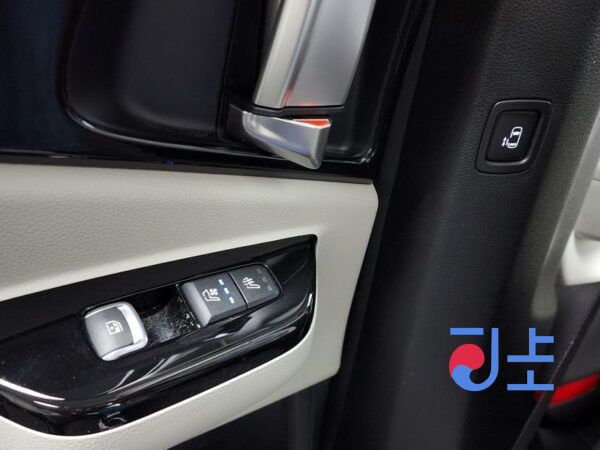 Kia Carnival black - KNANC813BMS097299 - Image 19