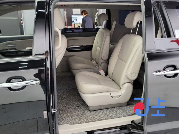 Kia Carnival black - KNAMC81ABLS631230 - Image 11