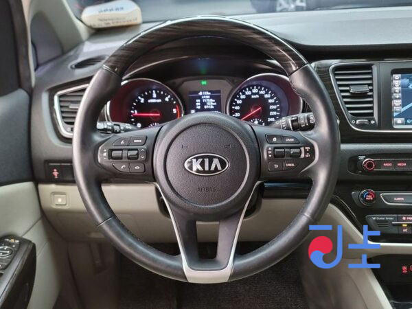 Kia Carnival black - KNAMC81ABLS631230 - Image 13