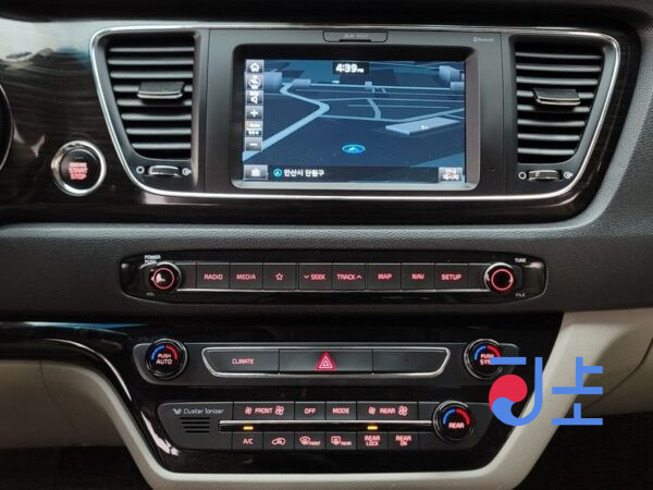 Kia Carnival black - KNAMC81ABLS631230 - Image 18