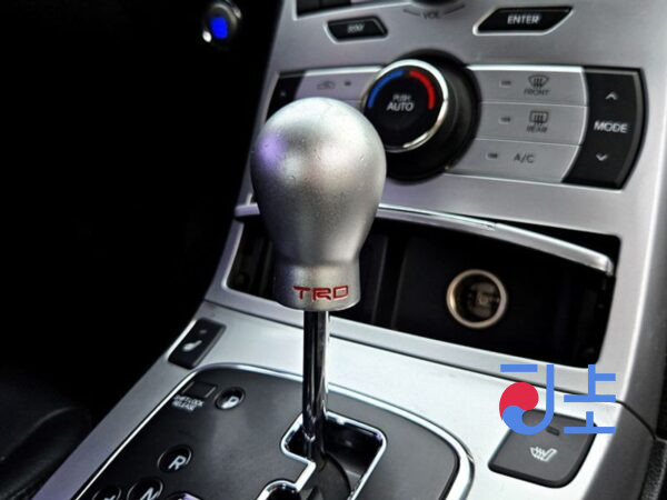 Hyundai Genesis silver - KMHHW61HP9U011998 - Image 9