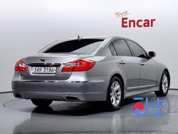 Hyundai Genesis silver - KMHGA41BBCU155032 - Image 2