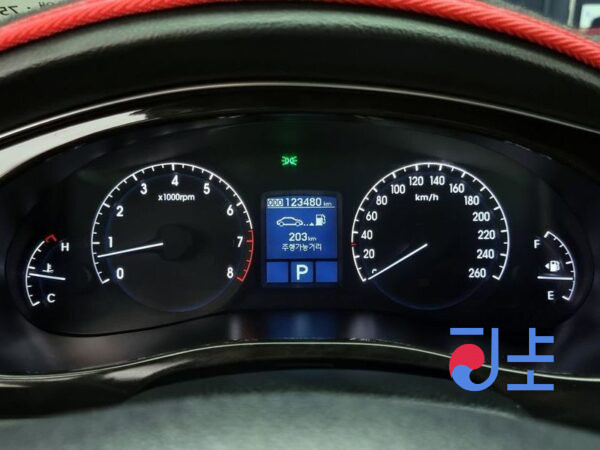 Hyundai Genesis silver - KMHGA41BBCU155032 - Image 8