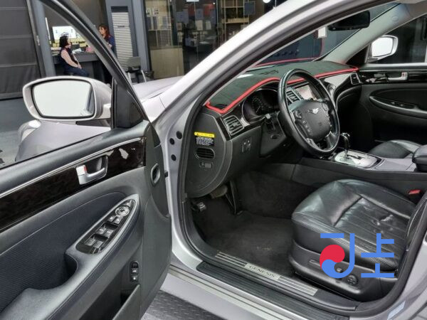 Hyundai Genesis silver - KMHGA41BBCU155032 - Image 11