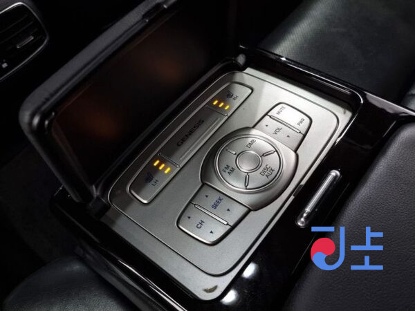 Hyundai Genesis silver - KMHGA41BBCU155032 - Image 19