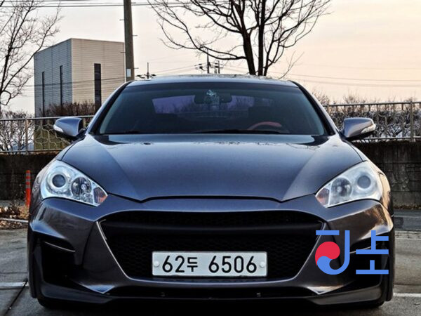 Hyundai Genesis grey - KMHHT61DP9U002738 - Image 3
