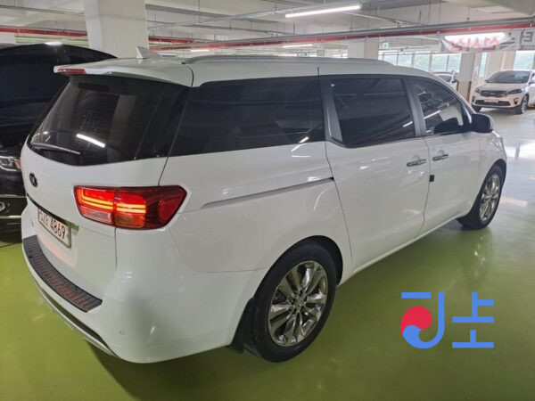 Kia Carnival white - KNAMC81ABGS240205 - Image 2