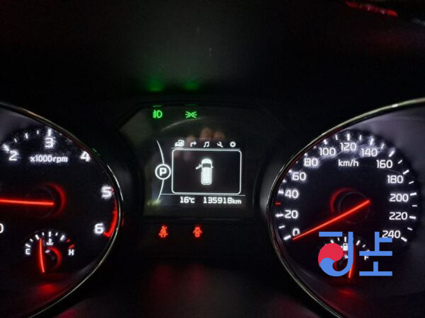 Kia Carnival white - KNAMC81ABGS240205 - Image 8