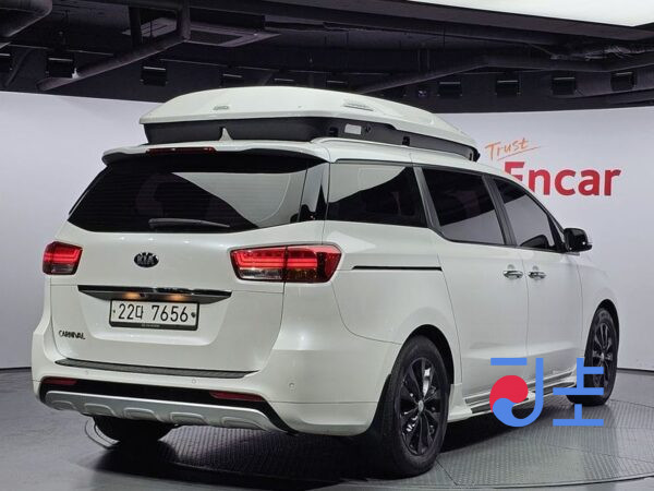 Kia Carnival white - KNAMB81ABGS096055 - Image 2