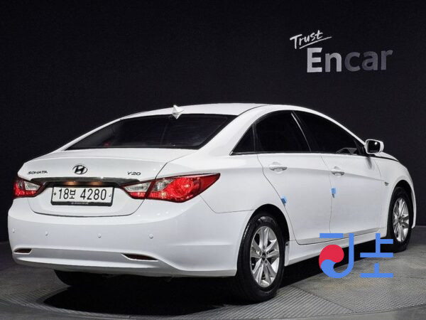 Hyundai Sonata white - KMHEC41MBBA340420 - Image 2
