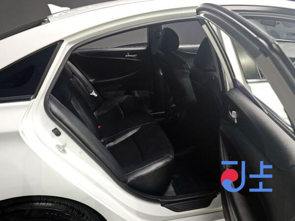 Hyundai Sonata white - KMHEC41MBBA340420 - Image 13