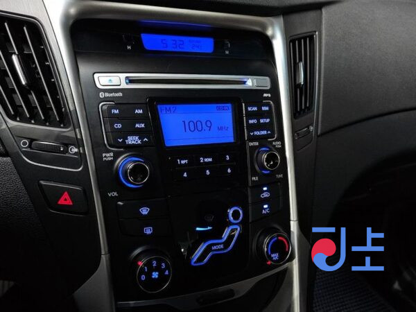 Hyundai Sonata white - KMHEC41MBBA340420 - Image 17